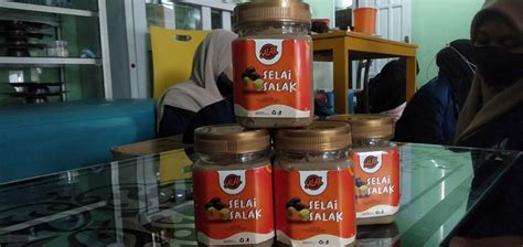 Bantu Tingkatkan Penjualan Petani Salak Tim Mahasiswa Kelompok 5B KKN