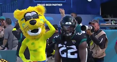 Nfl Fans All Say Same Thing As Naked Jaguars Mascot Distracts Players