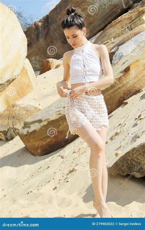Una Chica En Un Tanque Y Un Micro Bikini De Plata Foto De Archivo Imagen De Color Modelo
