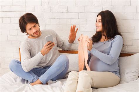 Marido Ignorando A La Esposa Foto De Archivo Imagen De Fregar