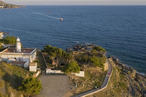 Ruta Por El Camino De Ronda De Roses Desde El Faro A La Playa De La