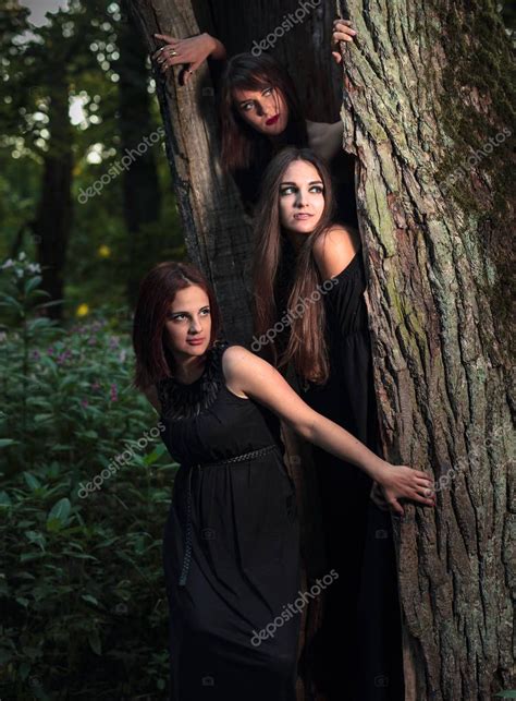 Tres Mujeres J Venes Con El Pelo Largo En Trajes De Brujas En El Bosque