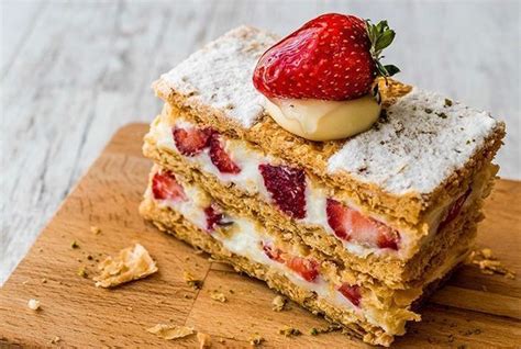 Cyril Lignac révèle sa recette du millefeuille aux fraises impossible