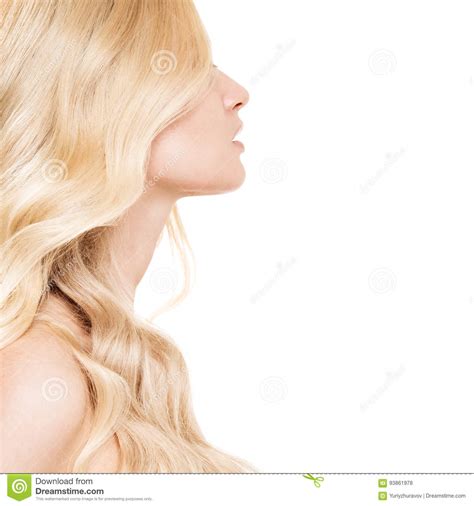 Portret Van Een Mooie Jonge Blonde Vrouw Met Lang Golvend Haar Stock Foto Image Of Manier