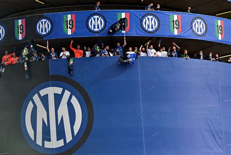 Scudetto Inter La Squadra Si Affaccia Dalla Torre 4 Di San Siro E