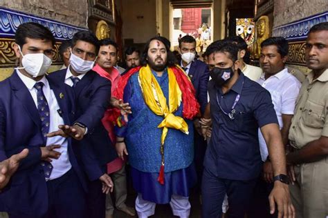 Mukesh Ambani Son Anant Ambani And His Wife Radhika Was Visit Varanasi