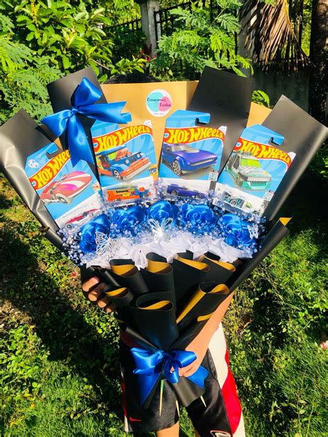 Ramo De 4 Hot Wheels Y 5 Rosas Eternas En 2025 Sorpresas Para Novios Regalos Bonitos Regalos