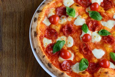 Hoogste Mening Van Napolitaanse Pizza Met Salami Mozarella Zwart