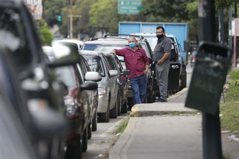 Venezolanos Sufren De Largas Filas Para Llenar Tanques De Gasolina En