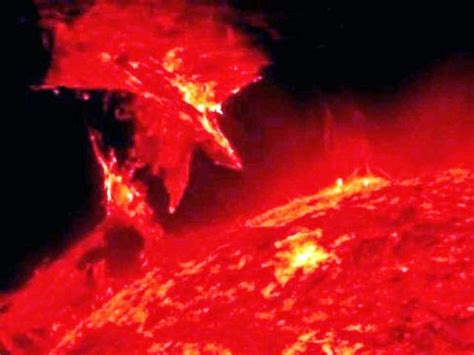 Giant Solar Flare erupting from Sun Surface at a speed of 666 Km/S