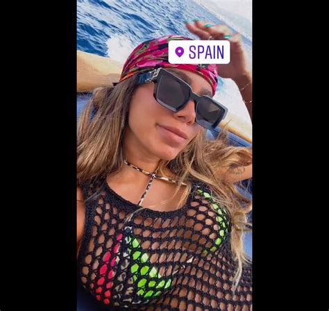 Vídeo Anitta curte passeio de barco na Espanha Rodrigo Guth e