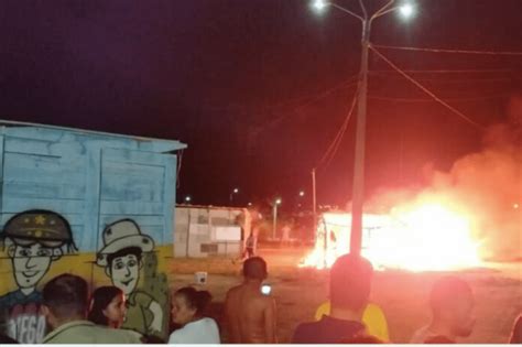 Incêndio destrói duas barracas de lanche em feira de Campina Grande O