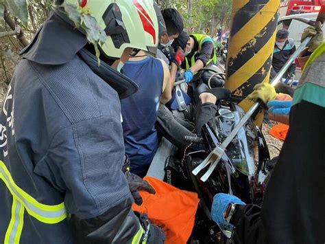 又是139線死亡彎道！重機騎士過彎失控 卡電桿腿斷裂 社會 自由時報電子報