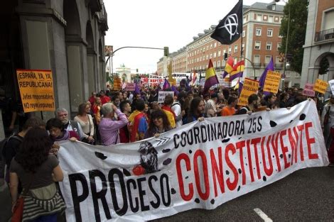 Centenares De Personas Marchan Hacia El Palacio Real Contra La