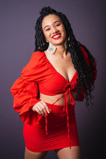 Hermosa Mujer Brasile A Negra Vestida De Rojo Retrato De Medio Cuerpo