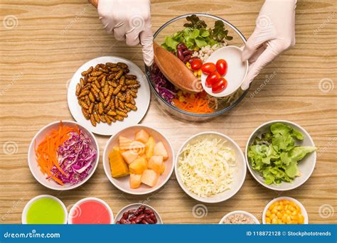 Ensalada De Las Verduras Frescas Con Los Insectos Del Gusano Foto De