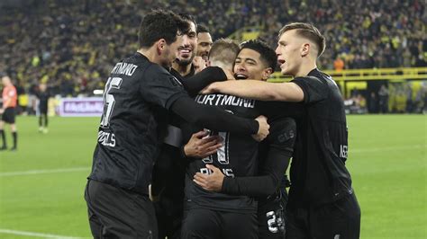 Borussia Dortmund goleó al Hertha Berlin y alcanzó a Bayern Munich en