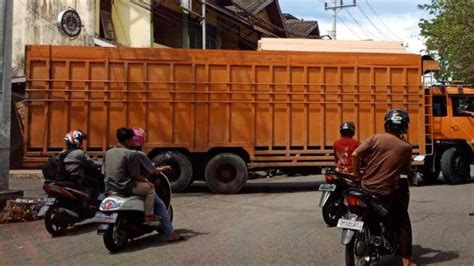 Truk Roda Masih Bongkar Muat Di Daerah Terlarang Perlu Sanksi Tegas