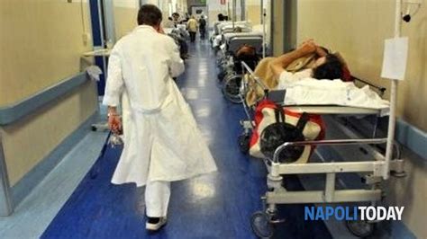 Ospedali Napoletani Al Collasso I Pazienti Restano In Barella