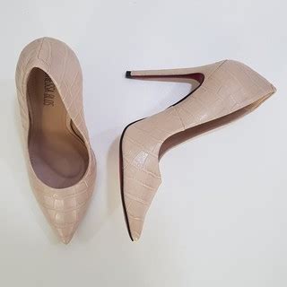 Sapato Sola Vermelha Scarpin Nude Textura Croco Bico Fino Salto Alto