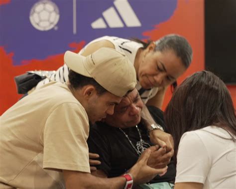 Fotos Emocionante reencuentro Lucho Díaz se abraza con su padre tras