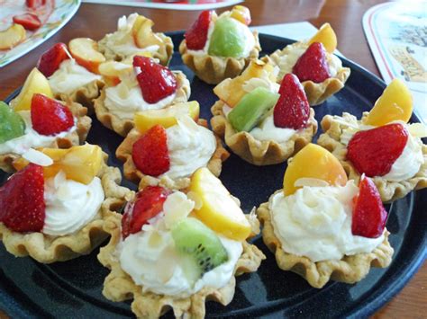 Пирожные корзиночки со сливочным кремом и фруктами: foodclub_ru ...