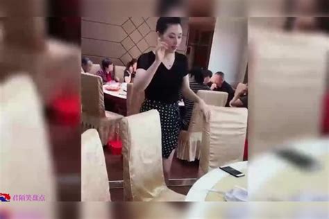 猝不及防的爆笑瞬间，第一次去女友家，54岁丈母娘比女友还漂亮女友丈母娘瞬间