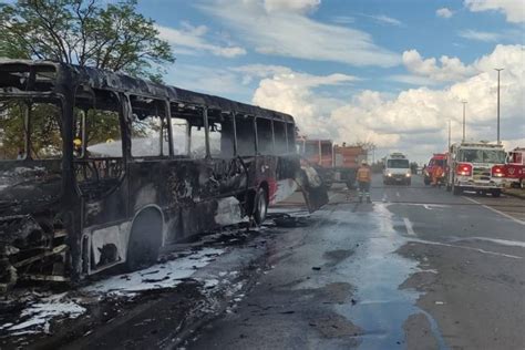 Vídeo Ônibus escolar pega fogo na BR 020 30 crianças dentro