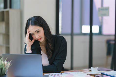 Photo Libre De Droit De La Femme Daffaires Asiatique Millénaire Stressée Et Épuisée Est Assise À