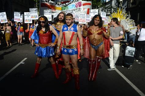 G Na Argentina Marcha do Orgulho Gay é tingida por campanha eleitoral notícias em Mundo
