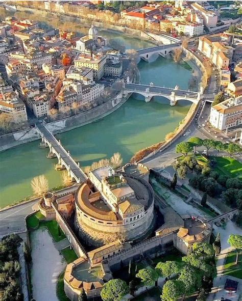 O Castelo De Santo Ngelo Localizado Nas Margens Do Rio Tibre Em Roma