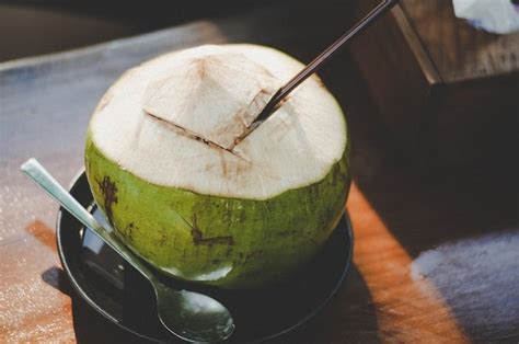 10 Manfaat Air Kelapa Muda Untuk Mengatasi Berbagai Masalah Kesehatan