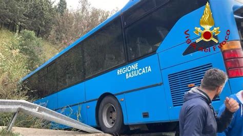 Autobus Finisce Fuori Strada A Matera Feriti Nessuno In Pericolo