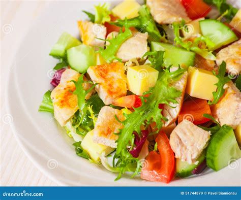 Ensalada De Las Verduras Frescas Con El Pollo Y El Queso Foto De