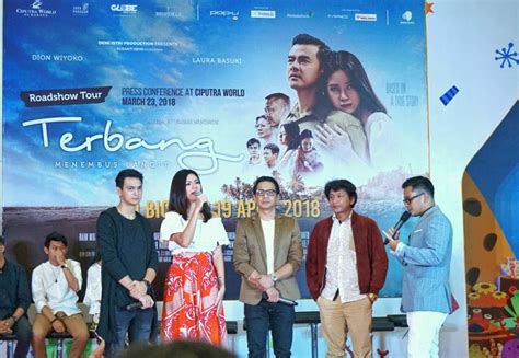 Review Film Terbang Menembus Langit Ajak Penonton Melanglang Susuri