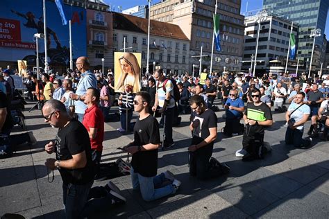 Molitelji Se Okupili Na Trgu U Zagrebu Moliti Krunicu Upu Ene Su Im