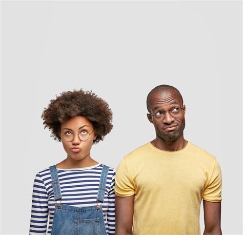 Homem afro americano e mulher posando Foto Grátis