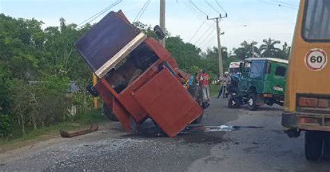 Accidente De Transporte De Pasajeros En Santiago De Cuba Deja Vehículo