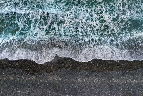 Ondas Tempestuosas Espuma Branca Quebrando Se Em Vista De Praia De