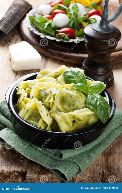 Pastas Italianas Rellenas Del Tortellini Foto De Archivo Imagen De