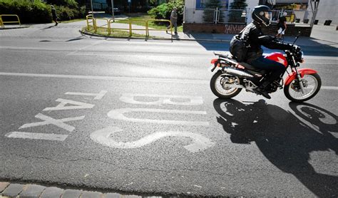 Możesz jeździć motocyklem bus pasem ale tylko w określonych miastach i