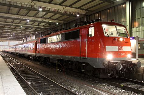 111 049 3 mit dem RE nach Salzburg in München HBF am 07 12 2012