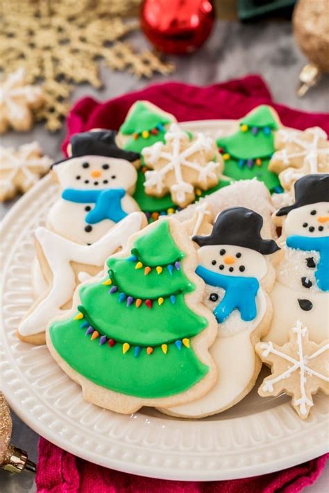 An Easy Royal Icing Recipe Thats The Perfect Sugar Cookie Icing A Great Decorating Icing For