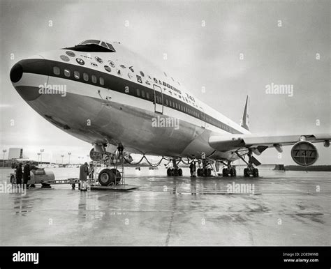 El Boeing 747 el primer avión de transporte aéreo y de carga comercial