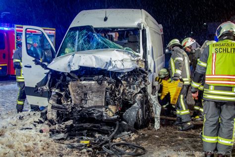 Lkw Anh Nger Rammt Ausstellungsfahrzeuge Und Sprinter Vogelsberger