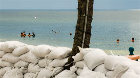 When Is a Storm Surge at Its Peak? - The New York Times
