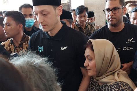 Mesut Ozil Salat Di Masjid Istiqlal Didampingi Imam Besar Nasaruddin