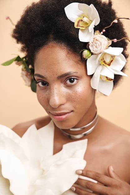 Retrato De Joven Mujer Afroamericana Pecosa Semidesnuda Posando Con