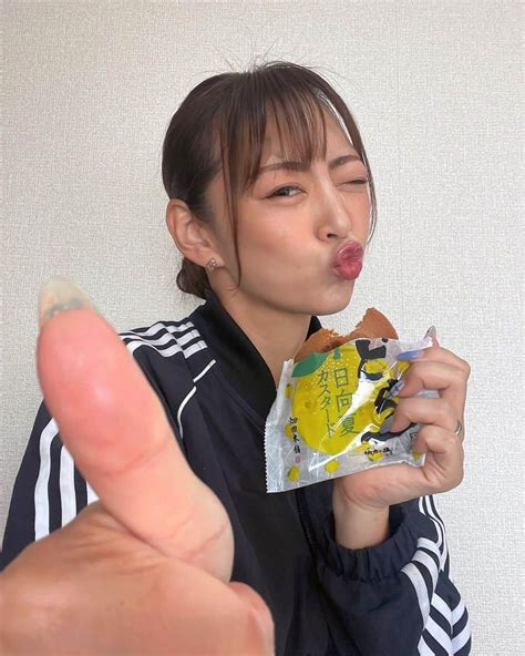 みかんさんのインスタグラム写真 みかんinstagram「またまた私を虜にさせたお菓子💛 「どら一日向夏カスタード」🍊 なんとなんと