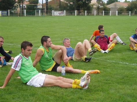 Album Premier entraînement Seniors club Football FOOT ESPOIR 85